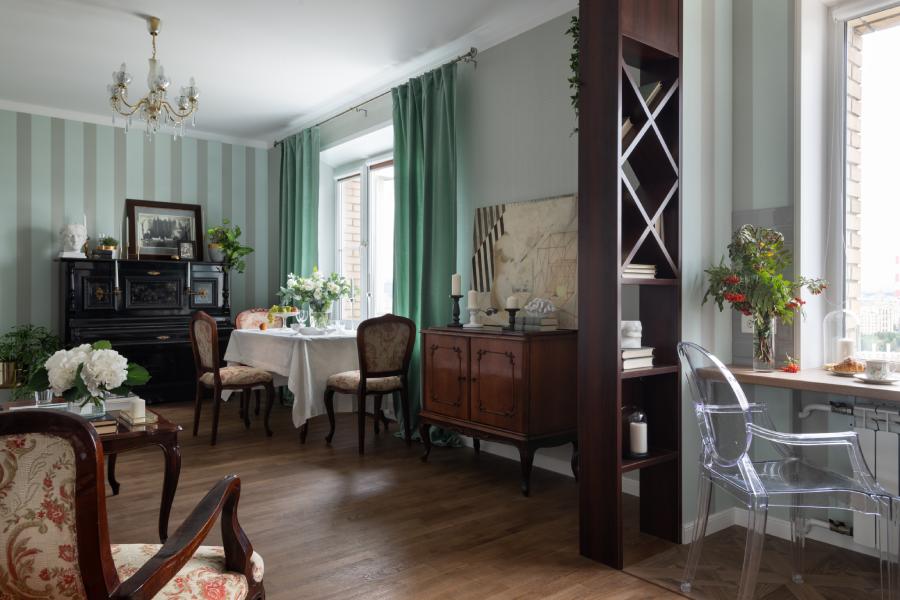 Картина в гостиной - сочетание антикварной и современной мебели и декора