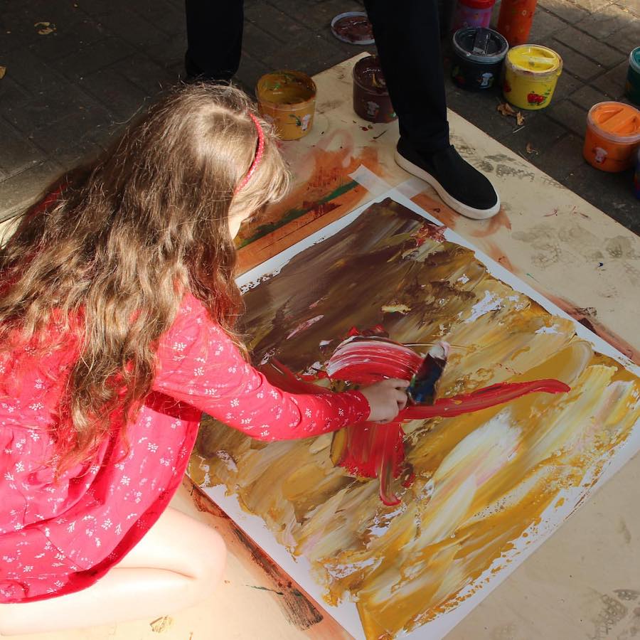 Девочка создает картину на мастер-классе проекта «Дети Солнца»