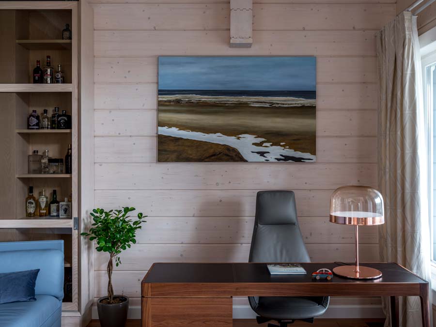 Морской пейзаж в гостиной дома на берегу реки, проект Афанасьевой А.