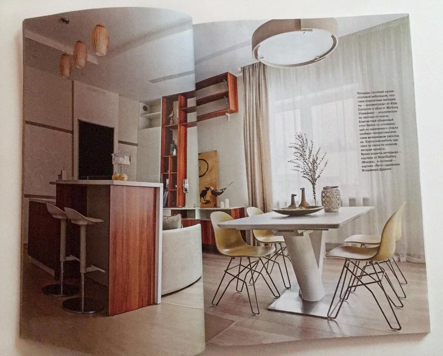 Разворот журнала Красивые дома с картиной "Лето"