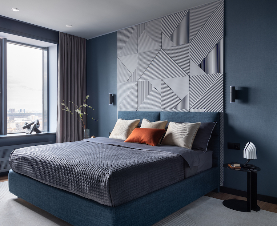 Современный интерьер спальни в голубых оттенках