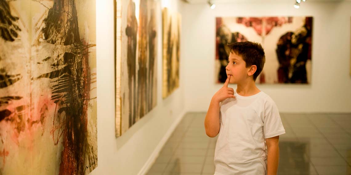 Ребенок в музее смотрит абстрактную картину