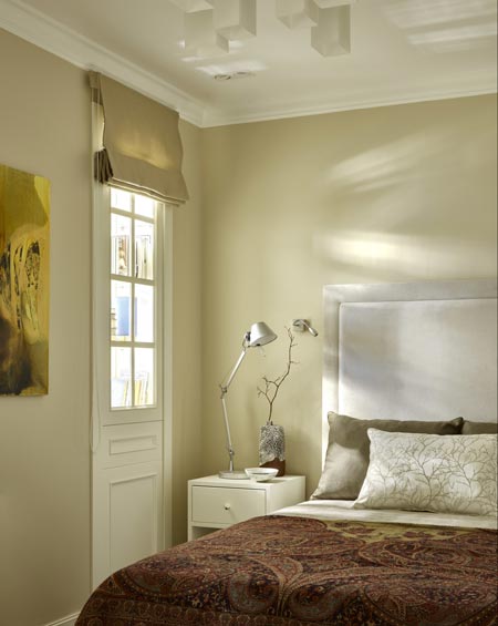 Картина в интерьере спальни в американском классическом стиле