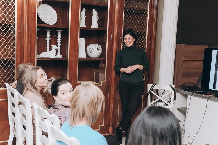Наталья Хацела на лекции в DecoClub
